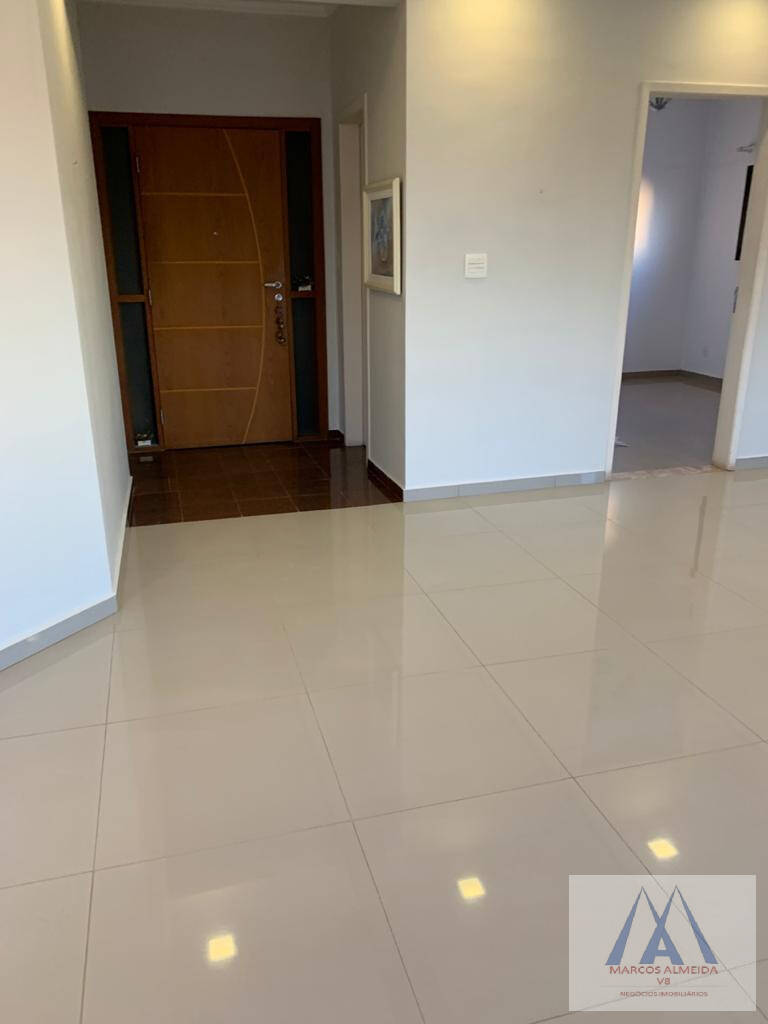 Apartamento à venda com 4 quartos, 210m² - Foto 2