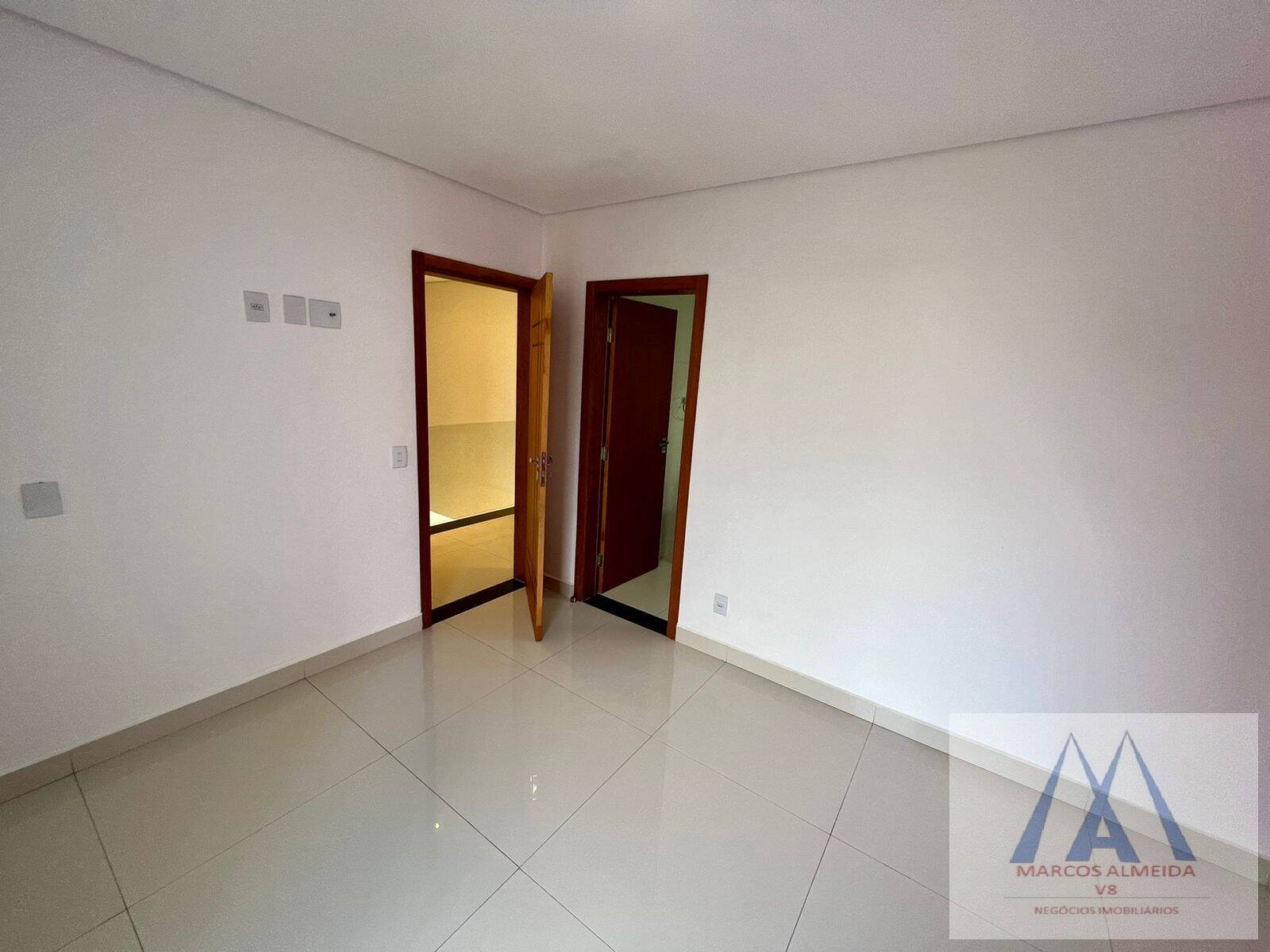 Casa de Condomínio à venda com 3 quartos, 310m² - Foto 4