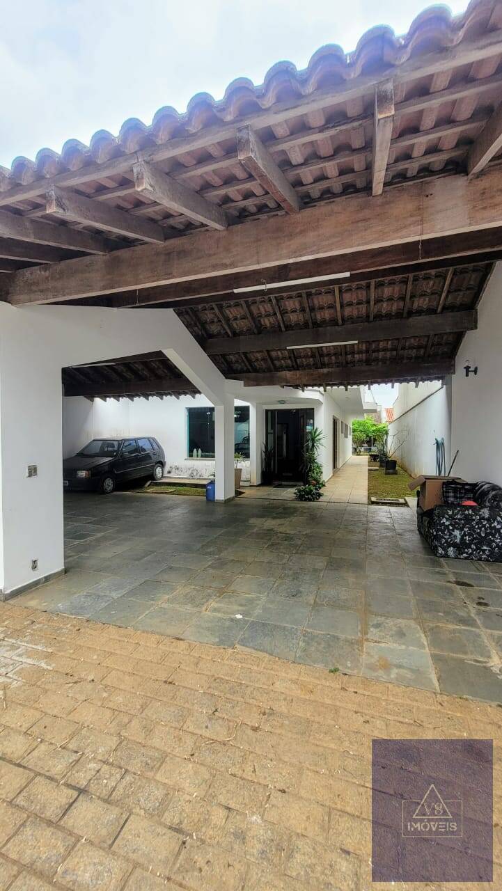 Casa à venda com 6 quartos, 339m² - Foto 1